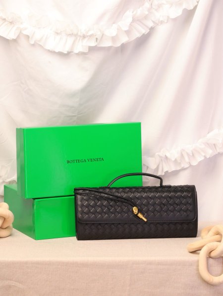 شنطة BOTTEGA VENETA / مرفقة بعلبة.