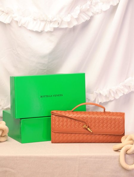 شنطة BOTTEGA VENETA / مرفقة بعلبة.
