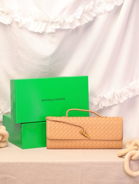 شنطة BOTTEGA VENETA / مرفقة بعلبة.