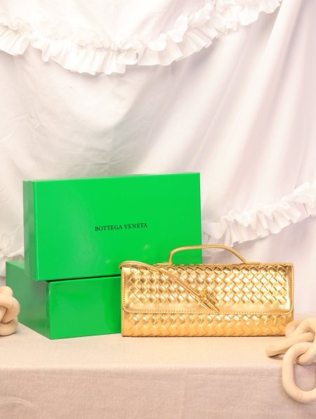 شنطة BOTTEGA VENETA / مرفقة بعلبة.