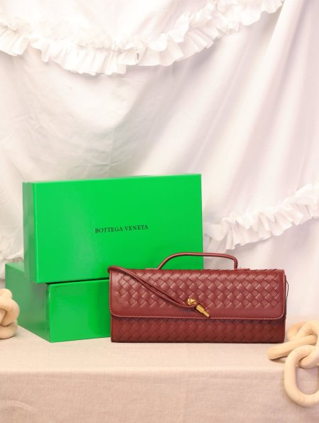 شنطة BOTTEGA VENETA / مرفقة بعلبة.