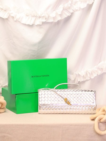 شنطة BOTTEGA VENETA / مرفقة بعلبة.