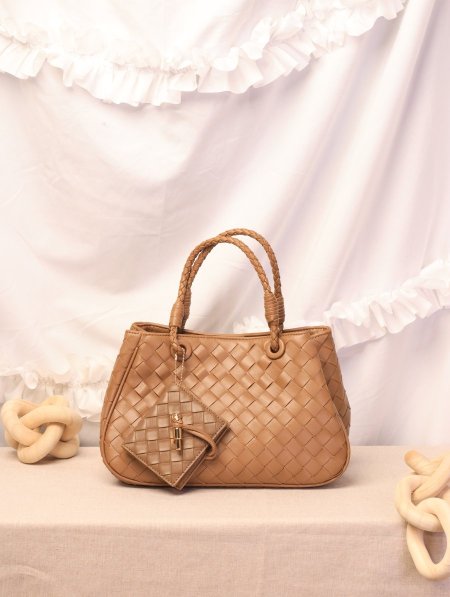 شنطة BOTTEGA VENETA / غير مرفقة بعلبة.