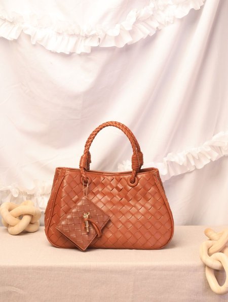 شنطة BOTTEGA VENETA /غير مرفقة بعلبة.