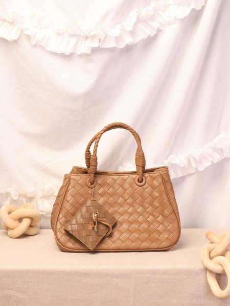 شنطة BOTTEGA VENETA / غير مرفقة بعلبة.