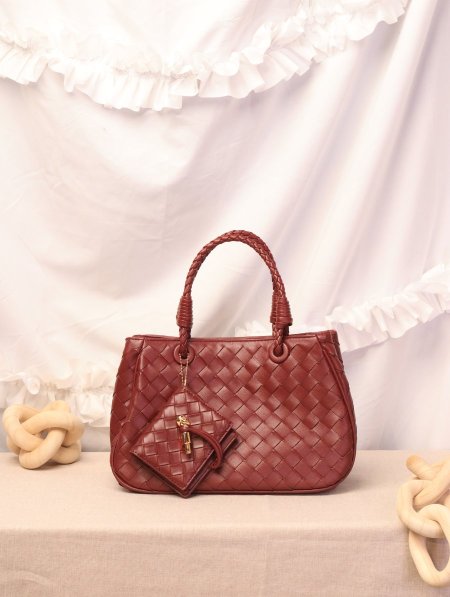 شنطة BOTTEGA VENETA / غير مرفقة بعلبة.