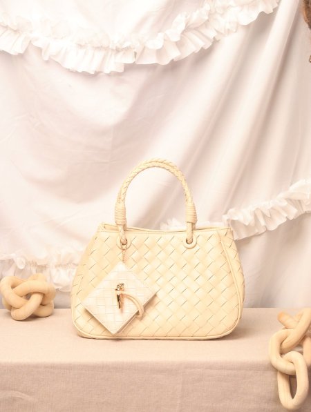 شنطة BOTTEGA VENETA / غير مرفقة بعلبة.