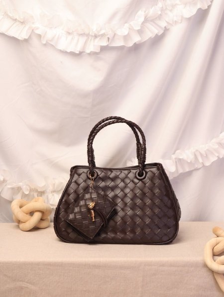 شنطة BOTTEGA VENETA /غير مرفقة بعلبة.