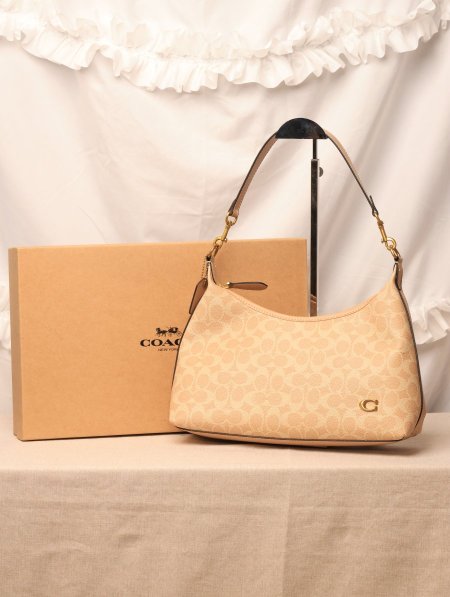شنطة COACH / مرفقة بعلبة.