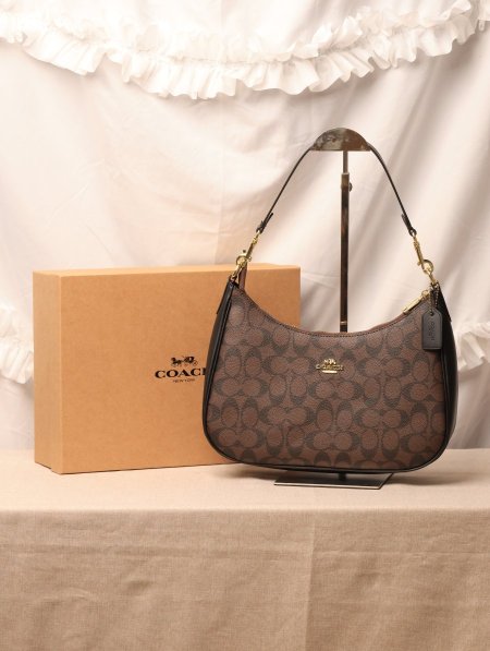 شنطة COACH / مرفقة بعلبة.