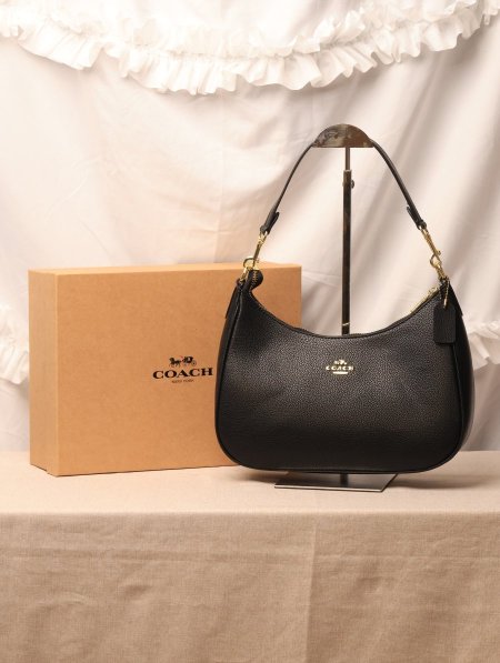 شنطة COACH / مرفقة بعلبة.