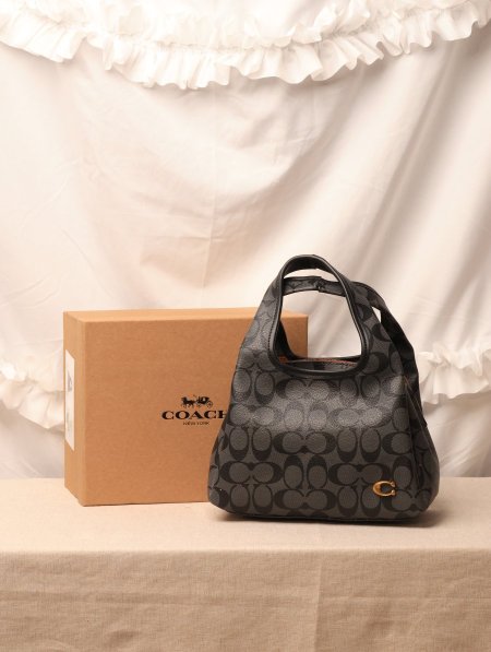 شنطة COACH / مرفقة بعلبة.