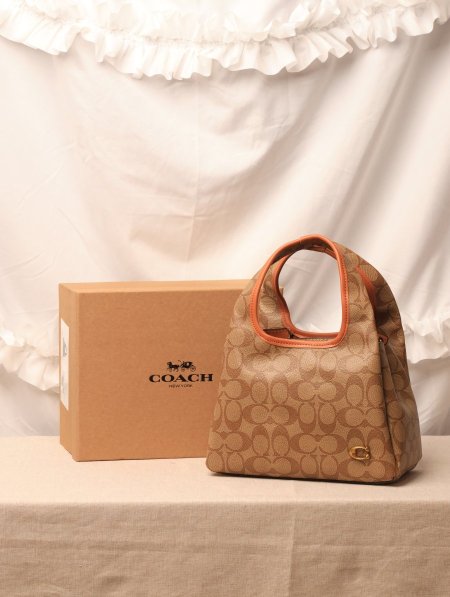 شنطة COACH / مرفقة بعلبة.