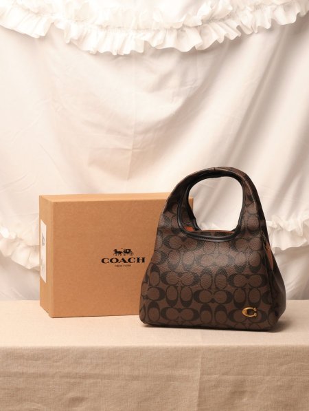 شنطة COACH / مرفقة بعلبة.
