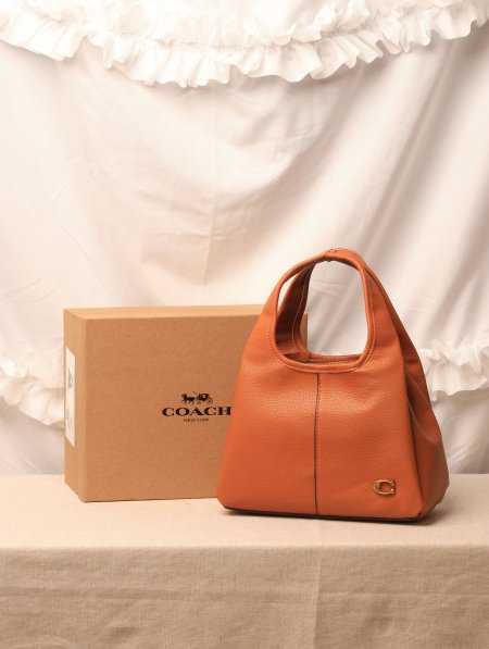 شنطة COACH / مرفقة بعلبة.