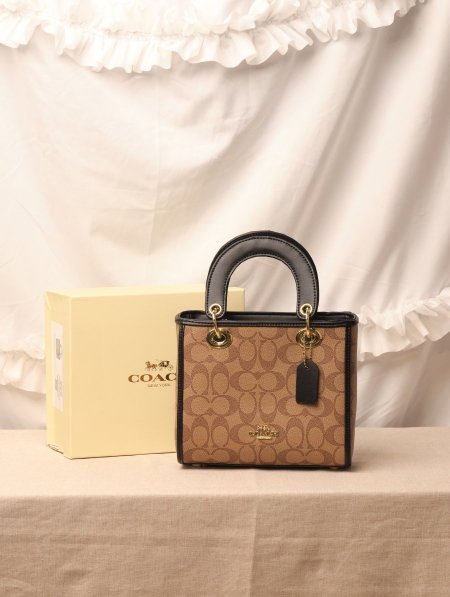 شنطة COACH / مرفقة بعلبة.