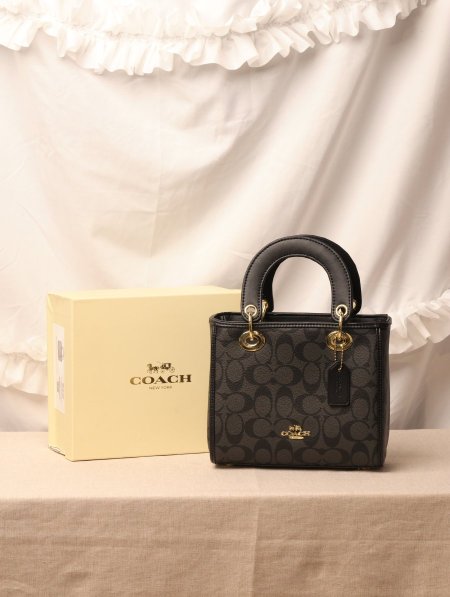 شنطة COACH / مرفقة بعلبة.
