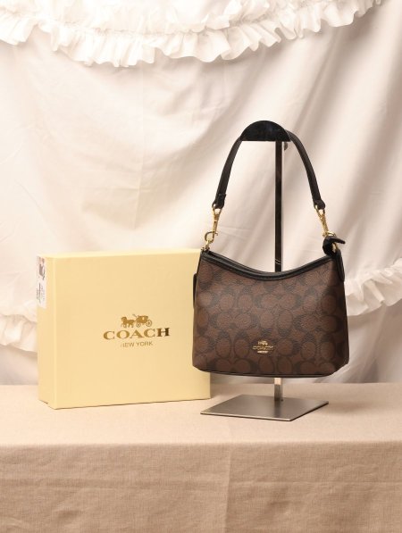 شنطة COACH / مرفقة بعلبة.