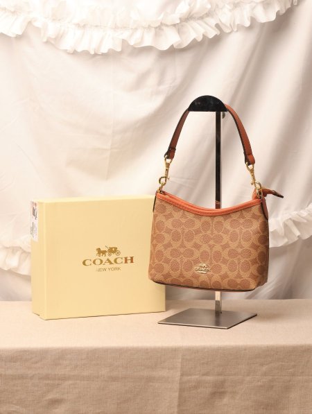 شنطة COACH / مرفقة بعلبة.