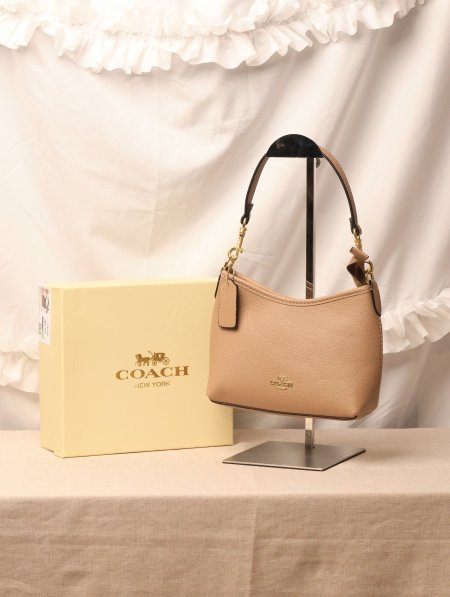 شنطة COACH / مرفقة بعلبة.