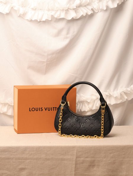 شنطة LOUIS VUITTON / مرفقة بعلبة.