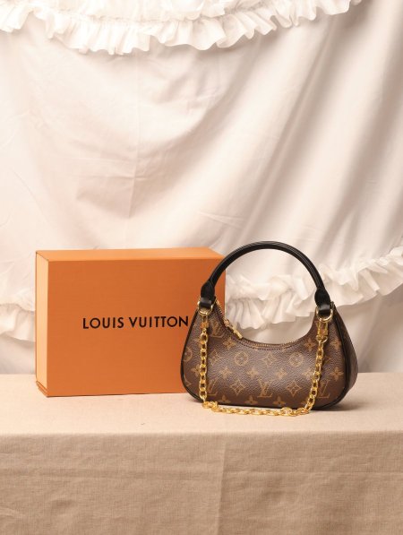 شنطة LOUIS VUITTON / مرفقة بعلبة.