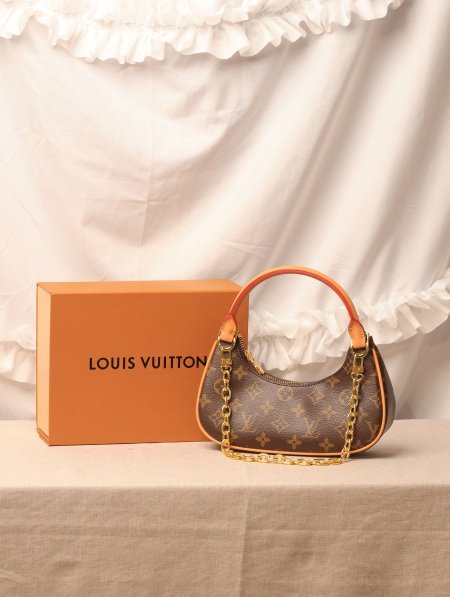 شنطة LOUIS VUITTON / مرفقة بعلبة.