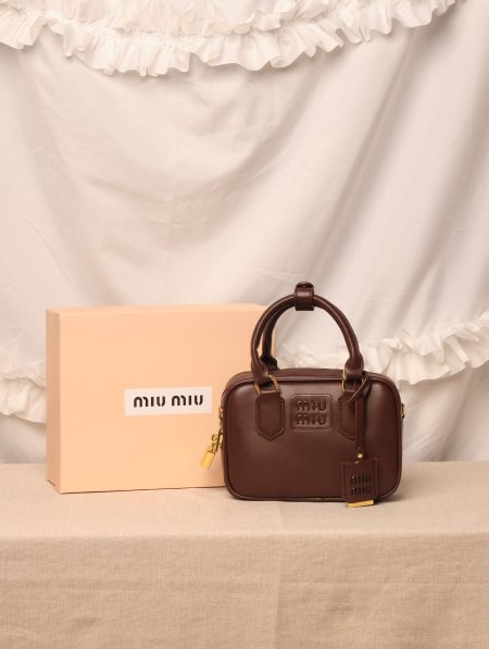شنطة MIU MIU  / مرفقة بعلبة.
