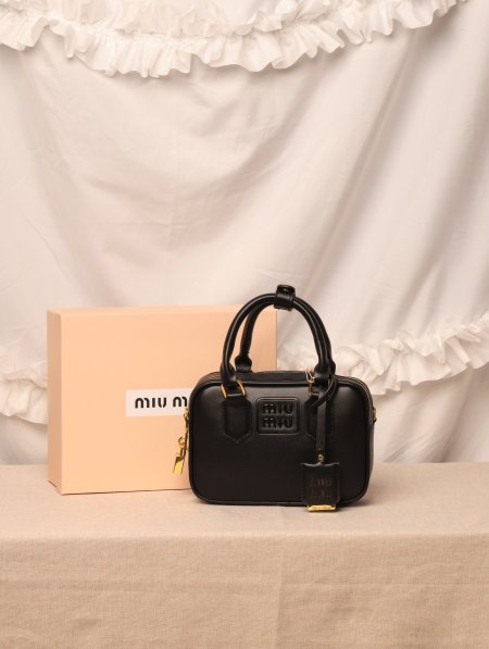 شنطة MIU MIU  / مرفقة بعلبة.
