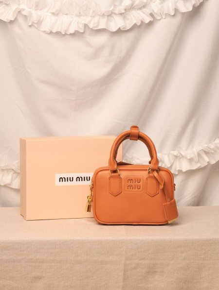 شنطة MIU MIU  / مرفقة بعلبة.