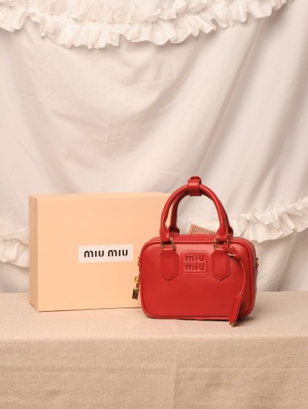 شنطة MIU MIU  / مرفقة بعلبة.