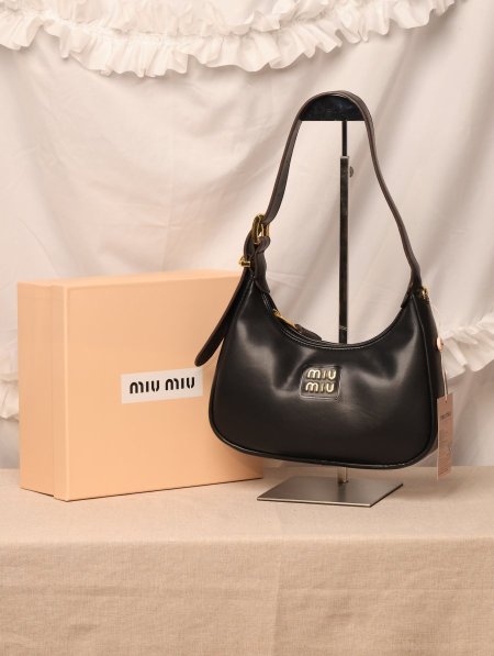 شنطة MIU MIU  / مرفقة بعلبة.