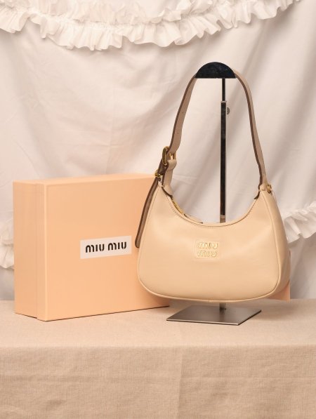 شنطة MIU MIU  / مرفقة بعلبة.