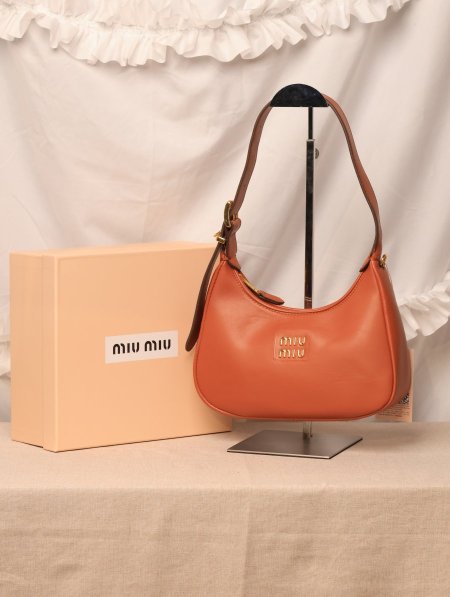 شنطة MIU MIU  / مرفقة بعلبة.