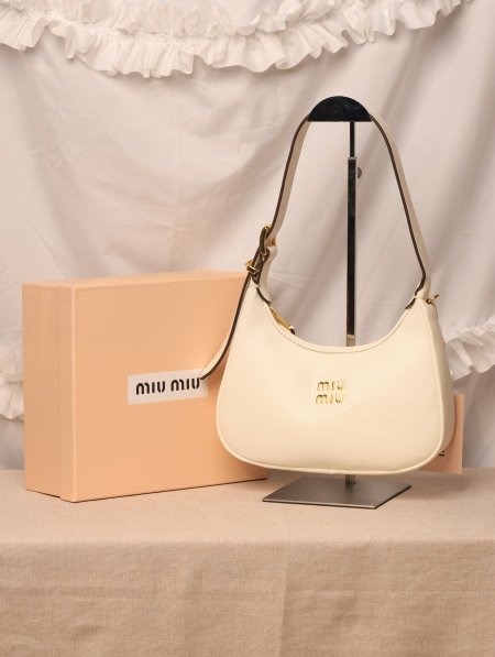شنطة MIU MIU  / مرفقة بعلبة.