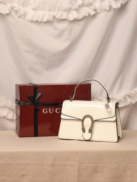 شنطة GUCCI  / مرفقة بعلبة.