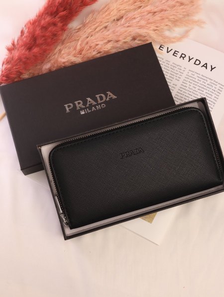 جزدان PRADA / مرفق بعلبة.