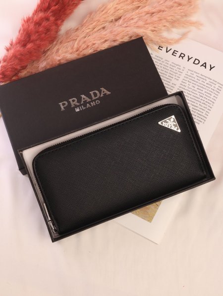 جزدان PRADA / مرفق بعلبة.