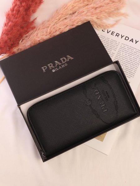 جزدان PRADA / مرفق بعلبة.