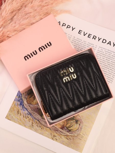 جزدان MIU MIU / مرفق بعلبة.