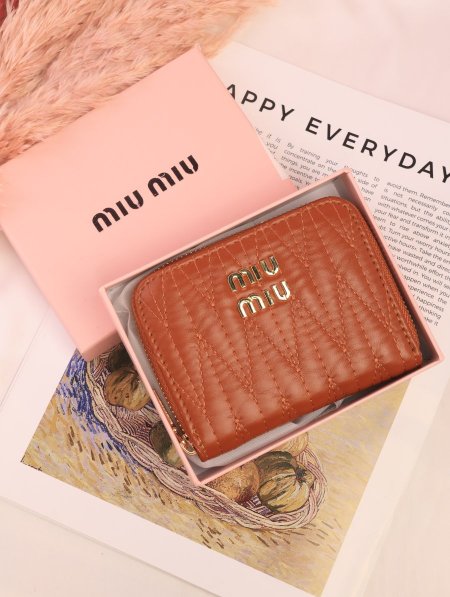 جزدان MIU MIU / مرفق بعلبة.