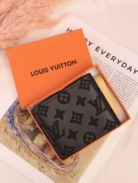 جزدان LOUIS VUITTON / مرفق بعلبة.