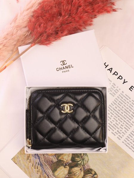 جزدان CHANEL / مرفق بعلبة.