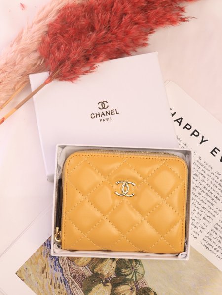 جزدان CHANEL / مرفق بعلبة.