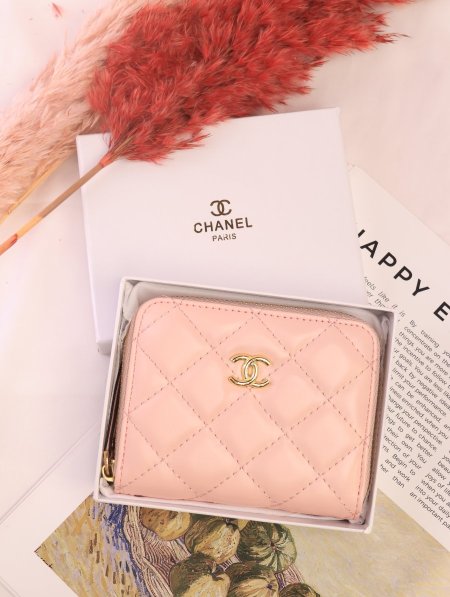 جزدان CHANEL / مرفق بعلبة.