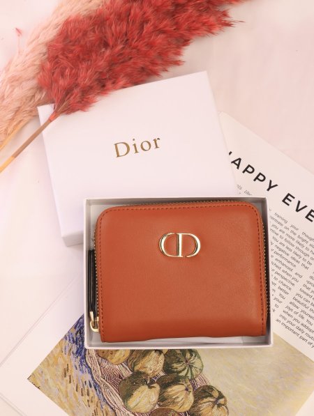 جزدان DIOR / مرفق بعلبة.
