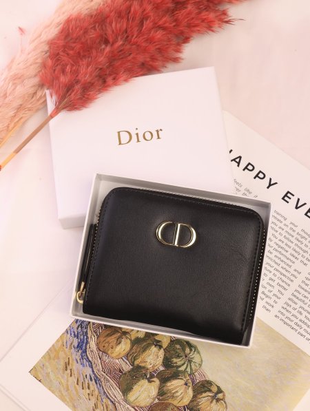 جزدان DIOR / مرفق بعلبة.