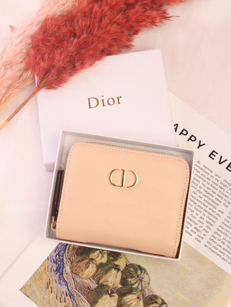 جزدان DIOR / مرفق بعلبة.