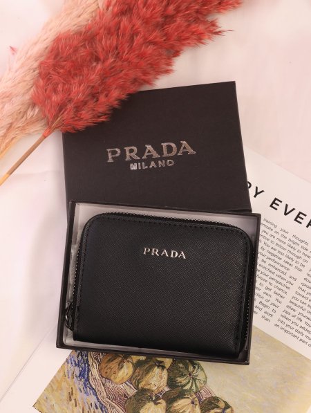 جزدان PRADA / مرفق بعلبة.