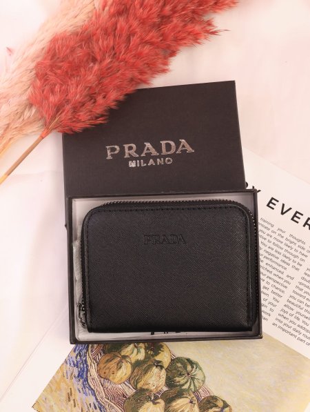 جزدان PRADA / مرفق بعلبة.